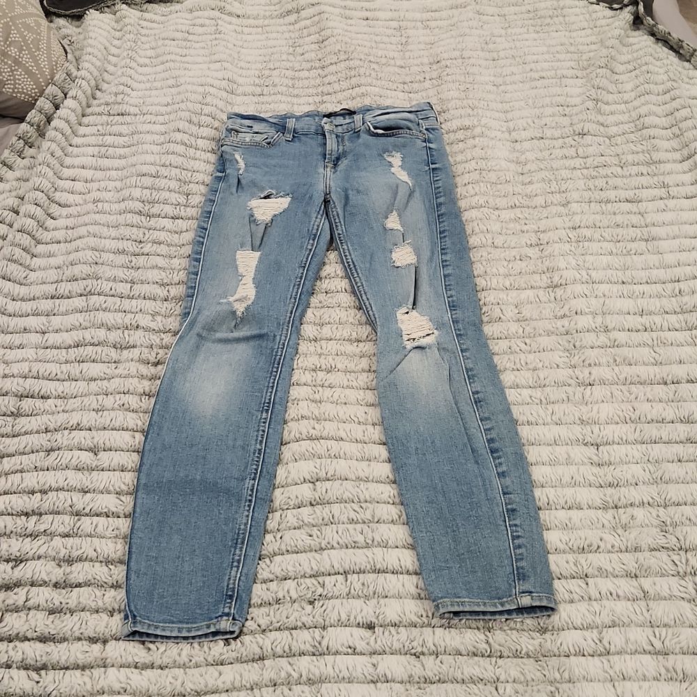 Light wash distressed 7 for all mankind skinny jeans size 25!